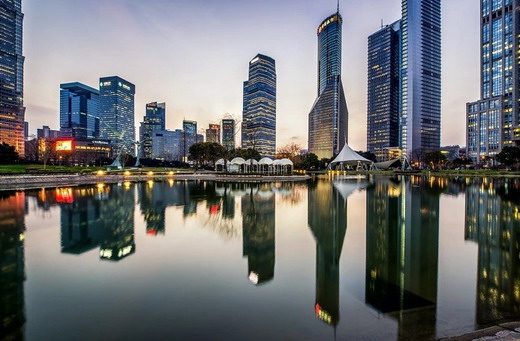 爱上海：You can find vast green spaces, lakes, and streams